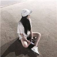女生头像侧面蹲坐