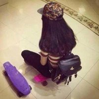 女生头像侧面蹲坐