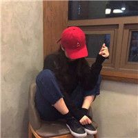 女生头像侧面蹲坐
