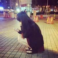 女生头像侧面蹲坐