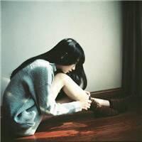 女生头像侧面蹲坐