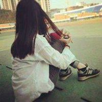女生头像侧面蹲坐