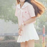 女生头像侧面蹲坐