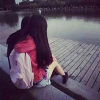 女生头像侧面蹲坐
