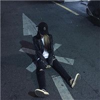 女生头像侧面蹲坐