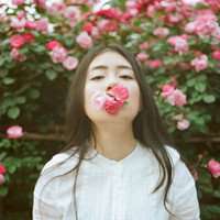 女生手里拿花头像