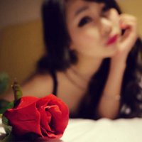女生手里拿花头像