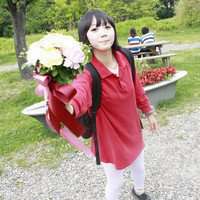 女生手里拿花头像