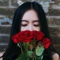 女生手里拿花头像
