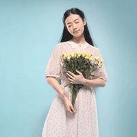 女生手里拿花头像