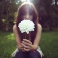女生手里拿花头像