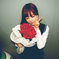 女生手里拿花头像