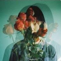 女生手里拿花头像