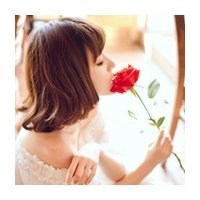 女生手里拿花头像
