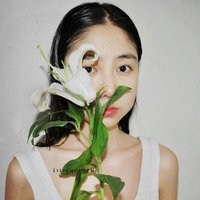 女生手里拿花头像