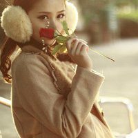 女生手里拿花头像