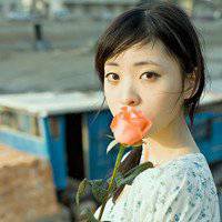 女生手里拿花头像
