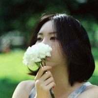 女生手里拿花头像