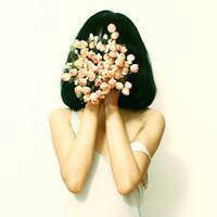 女生手里拿花头像