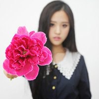 女生手里拿花头像