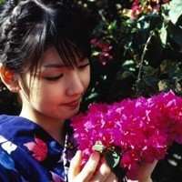 女生手里拿花头像
