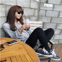 女生蹲着头像