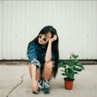 女生蹲着头像
