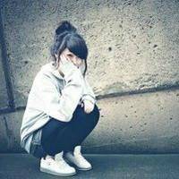 女生蹲着头像