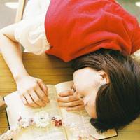 女生躺着头像