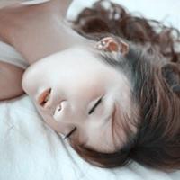 女生躺着的头像唯美