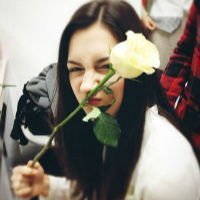 欧美女生拿花头像