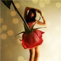 欧美女生拿花头像