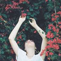 欧美女生拿花头像