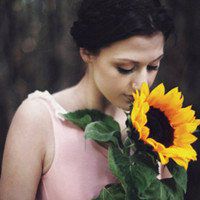 欧美女生拿花头像