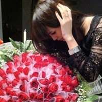 欧美女生拿花头像