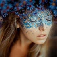 欧美女生拿花头像