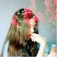 欧美女生拿花头像