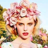 欧美女生拿花头像