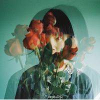 欧美女生拿花头像