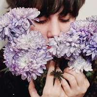 欧美女生拿花头像