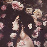 欧美女生拿花头像