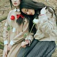 欧美女生拿花头像