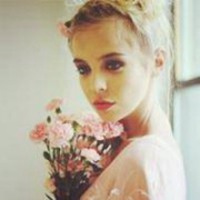 欧美女生拿花头像