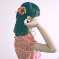 欧美女生拿花头像