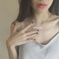 漏肩的女生微信头像