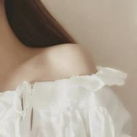 漏肩的女生微信头像