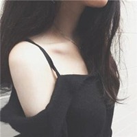 漏肩的女生微信头像