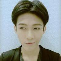 男生中分发型头像