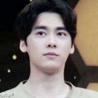 男生中分发型头像