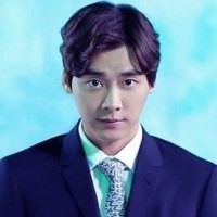 男生中分发型头像